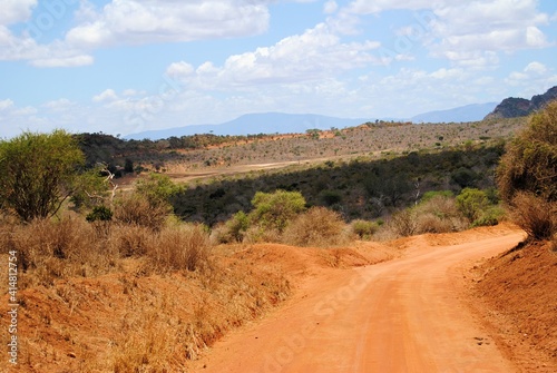 Nationalpark Kenia Afrika Landschaft Sandstraße Savanne panorama