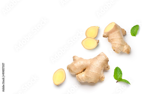 Fotografia Flat lay of  Fresh ginger rhizome with slices isolated on white background