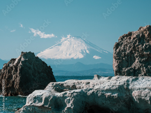 荒々しい岩場と富士山 葉山町 2月
