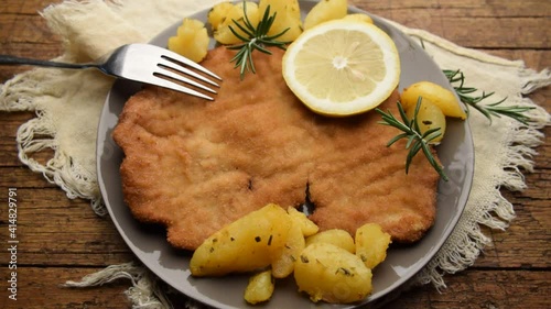 Cotoletta di maiale impanata ft2102_0234 Breaded pork cutlet