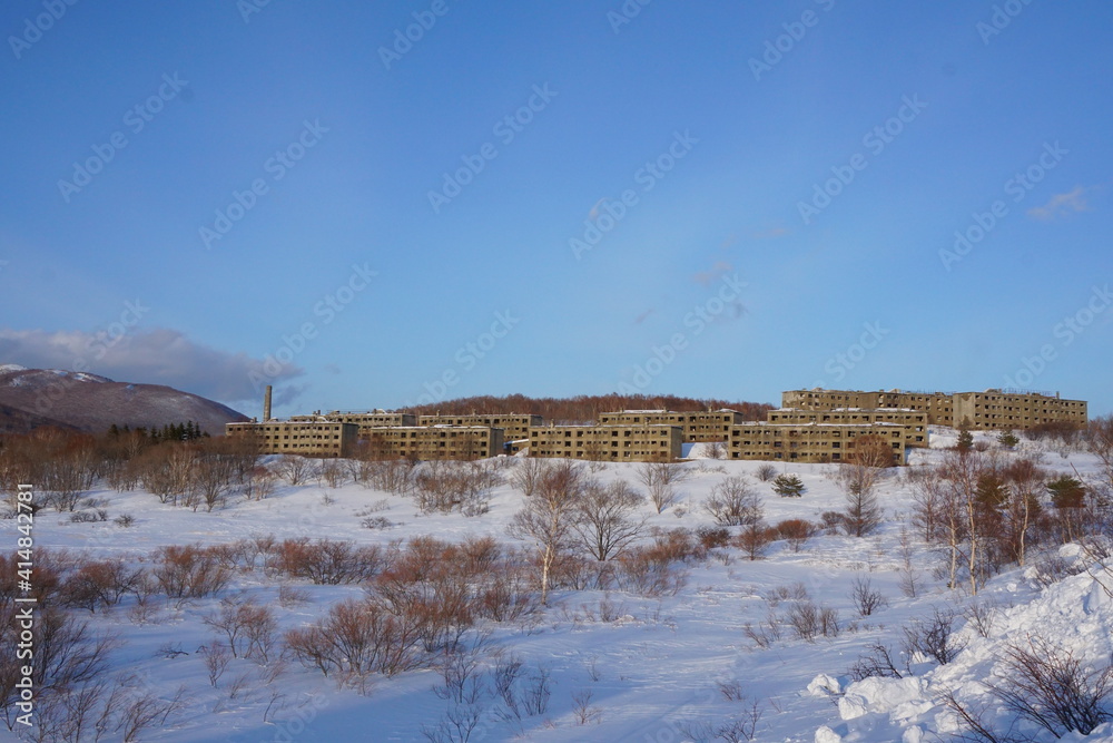 青い空と廃墟がある雪景色