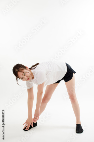 柔軟体操をする若い女性