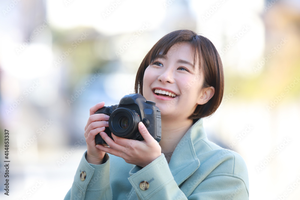 写真を撮る女性 写真を撮る女性