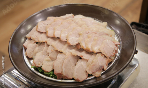 돼지고기 보쌈 Steamed pork