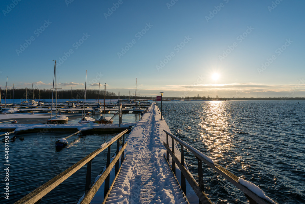Fototapeta premium Harbor at the Cospudener Lake near Leipzig in winter