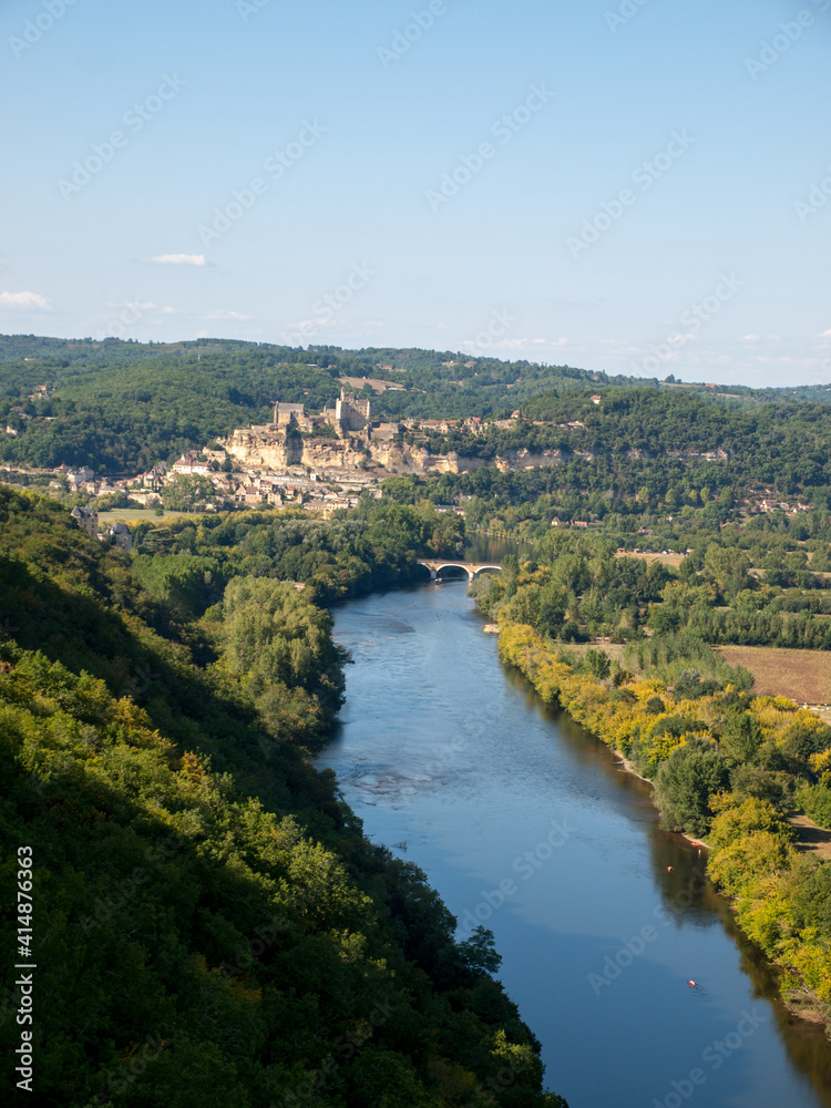  The medieval Chateau de Beynac rising on a limestone cliff above the Dordogne River seen from Castelnaud. France, Dordogne department, Beynac-et-Cazenac