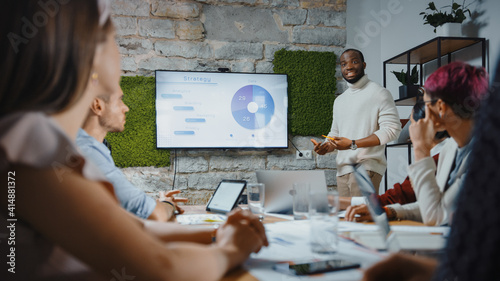 Foto Office Conference Room Meeting: Black Chief Company Strategist Doing TV Presenta