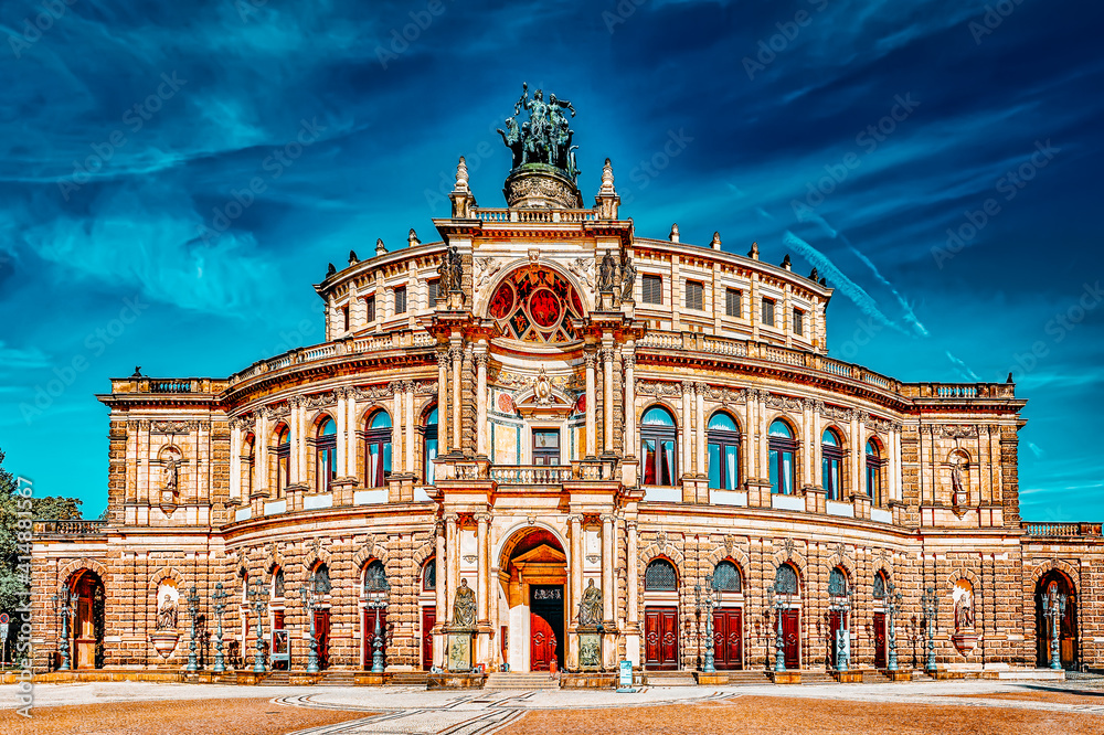 Fototapeta premium Semperoper is the opera house of the Sachsische Staatsoper Dresden (Saxon State Opera) and the concert hall of the Sachsische Staatskapelle Dresden. Saxony, Germany.
