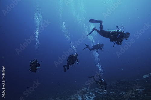 group of divers in muddy poorly clear water, dangerous diving © kichigin19