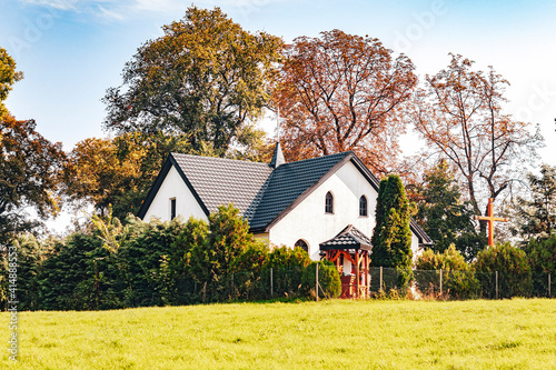 Obraz na płótnie Miejscowy kościół w pobliżu parku. w salonie