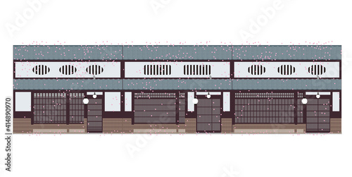 日本の古い町屋と春と桜の花びら