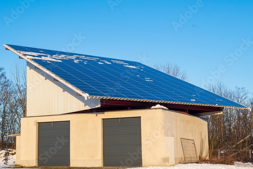 Wallpaper Mural Drehbare Solarpaneelen auf einem Gebäude Torontodigital.ca