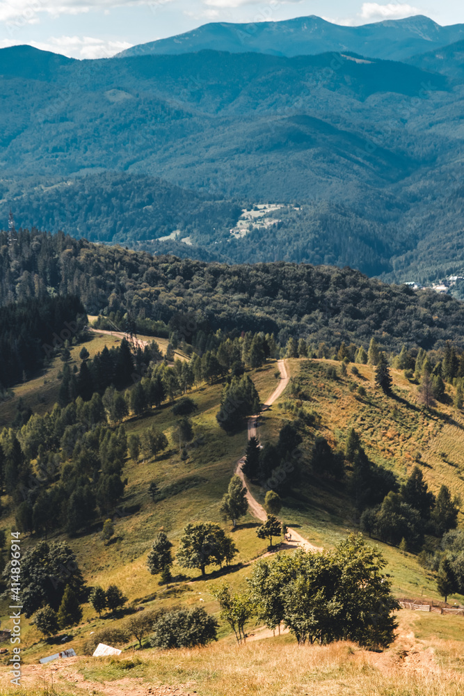 Obraz premium Lonely Mountain trail on the ridge