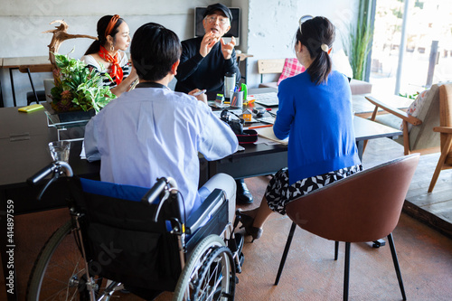 車椅子に乗った若い社員が活躍する、多様性のある会社