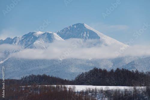 冬美瑛雲かかる雪山の風景