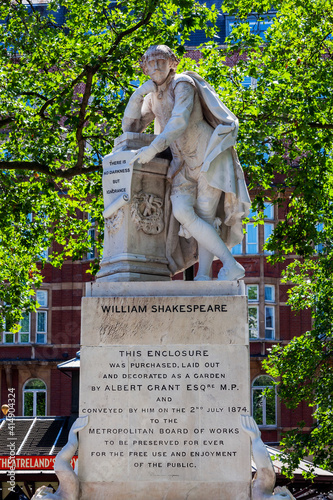 Εκτύπωση καμβά William Shakespeare marble statue erected in 1874 in Leicester Square Gardens Lo