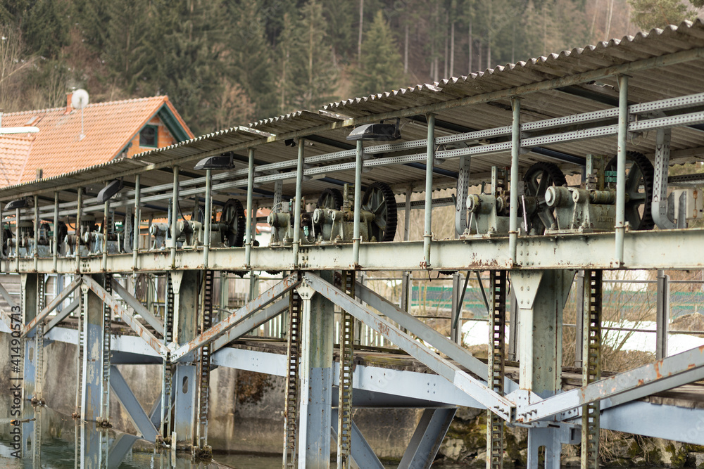 Schwere Zahnräder an einer Wasserschleuse Schwere Zahnräder an einer Wasserschleuse