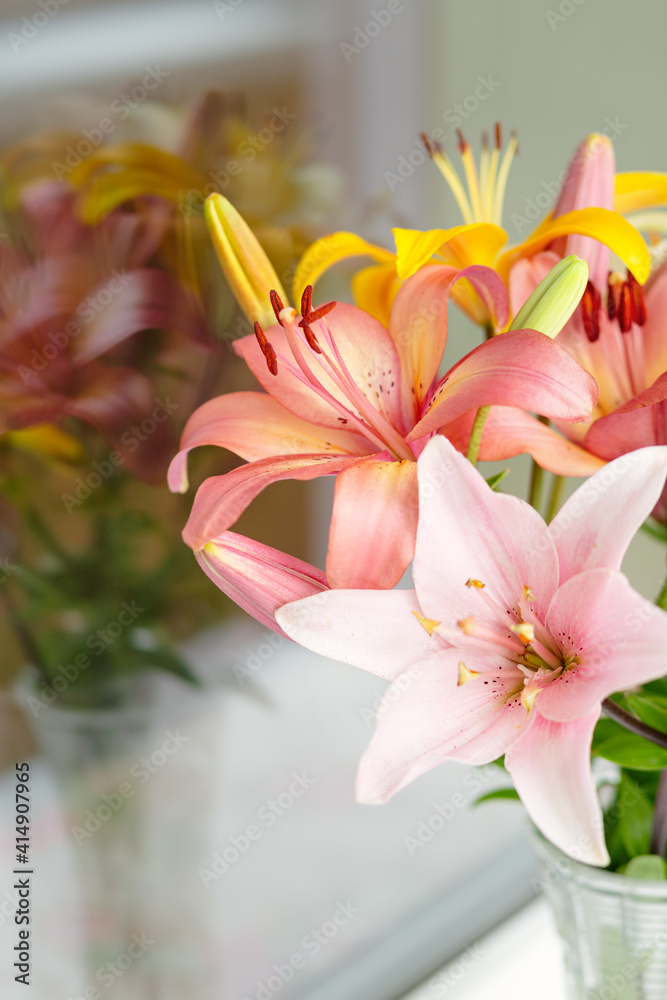 Obraz premium A bouquet of lilies in a vase in daylight