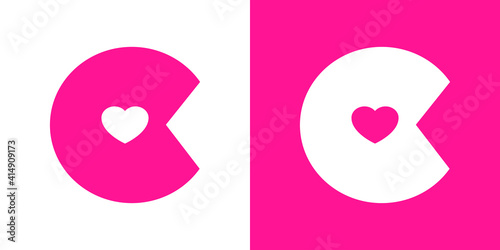 Logotipo con letra inicial C con corazón en fondo rosa y fondo blanco