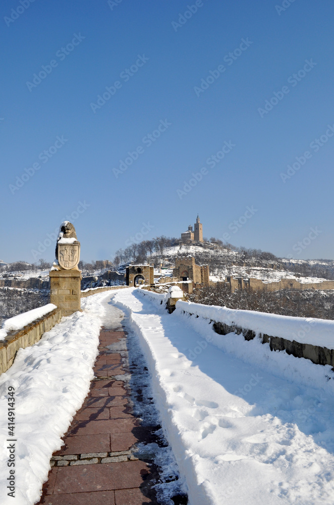 Fototapeta premium The road to the Tsarevets fortress in Veliko Tarnovo on a beautiful snowy day. The city of Veliko Tarnovo is the old capital of Bulgaria