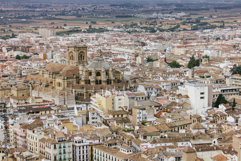 Ciudad de Granada vista desde la Alhambra en Andalucía