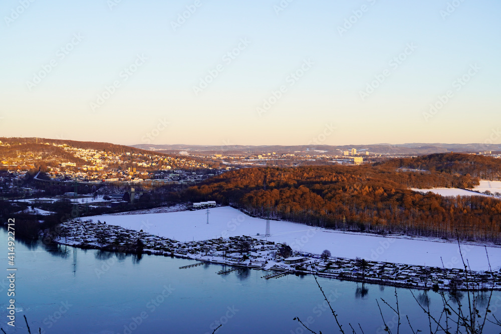 Ausblick vom Harkortturm in Wetter, Nordrhein Westfalen. Panoramablick im Winter bei untergehender Sonne.