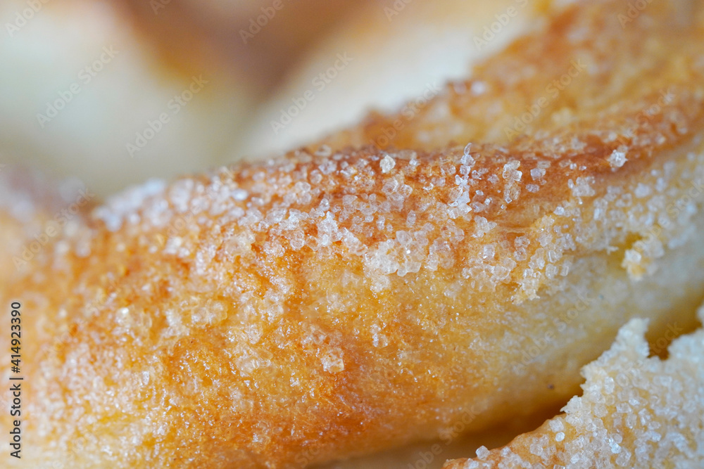 Hefegebäck mit Zuckerstreuseln in Nahaufnahme. Selbst gebackene Brötchen in Herzform aus Hefeteig.
