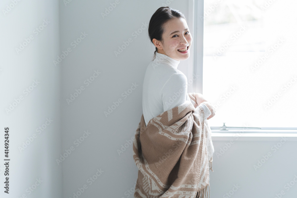 部屋でリラックスする女性 部屋でリラックスする女性