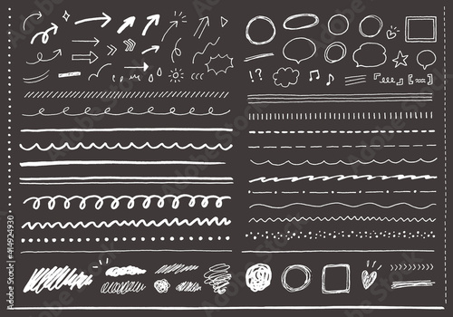 いろんな手描きの線や矢印、吹き出しのセット（黒背景）