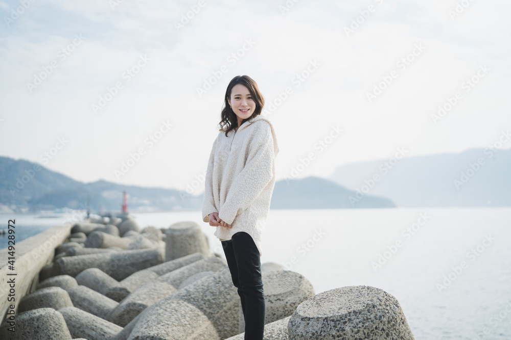 自然の中でリラックスする女性