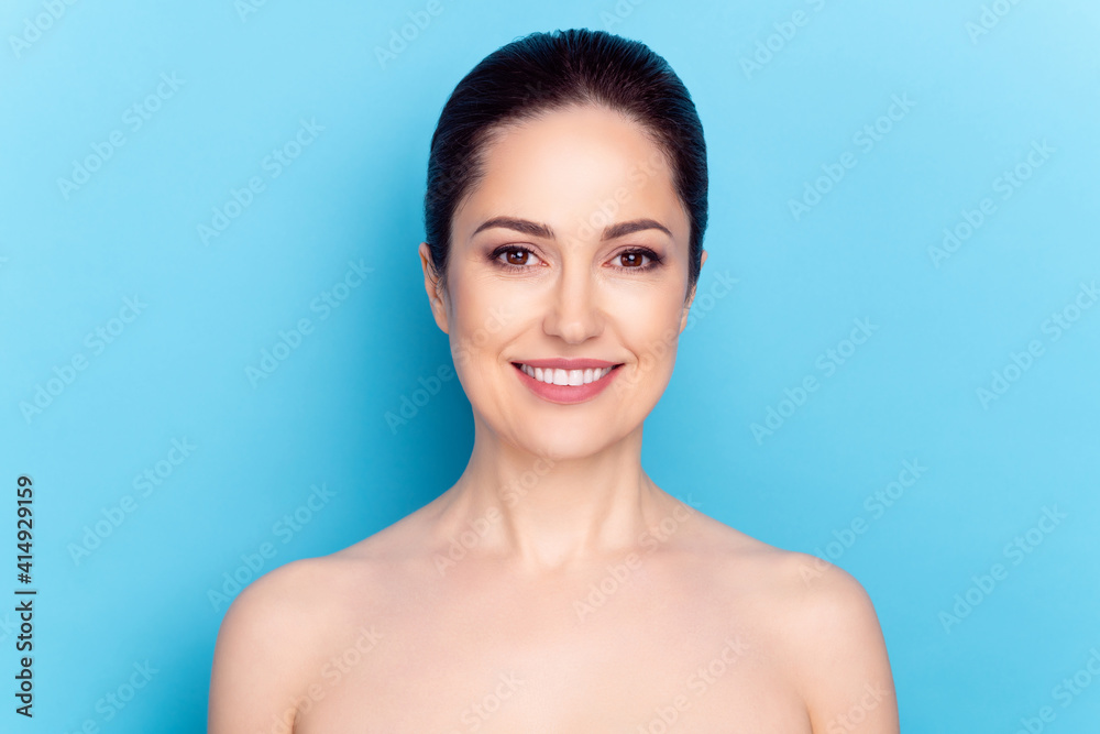 Photo of cheerful attractive woman happy positive smile enjoy spa cosmetology procedure hydration isolated over blue color background Photo of cheerful attractive woman happy positive smile enjoy spa cosmetology procedure hydration isolated over blue color background