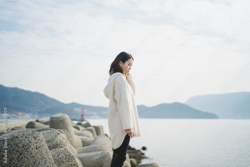 自然の中でリラックスする女性 自然の中でリラックスする女性