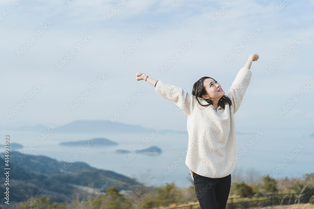 自然の中でリラックスする女性 自然の中でリラックスする女性