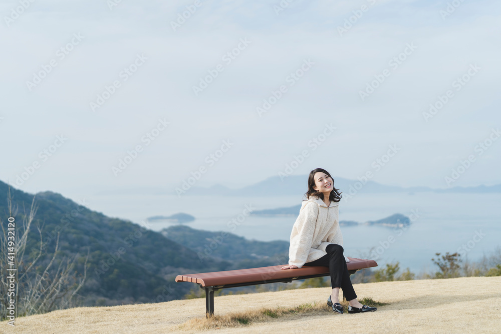 自然の中でリラックスする女性 自然の中でリラックスする女性