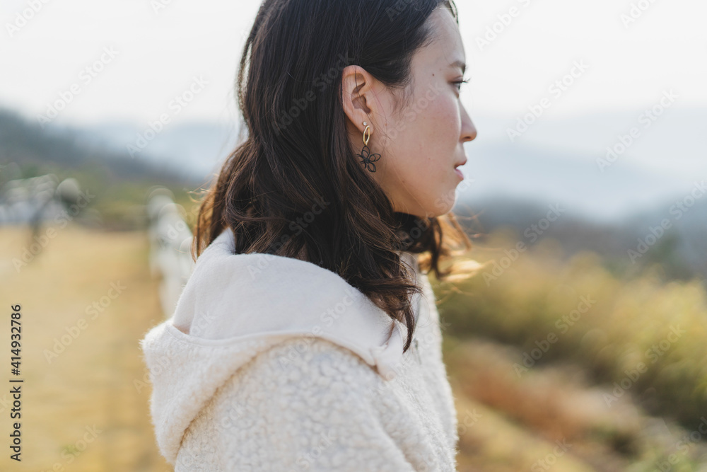 自然の中でリラックスする女性 自然の中でリラックスする女性
