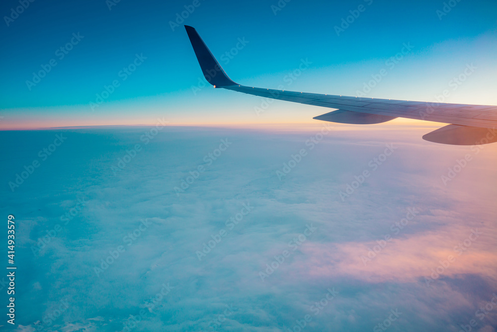 Obraz premium Top view from inside window airplane of a sunset sky and wing