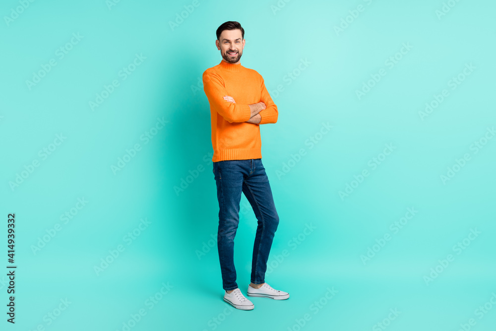 Φωτογραφία Full size photo of young confident cool good mood businessman with crossed arms