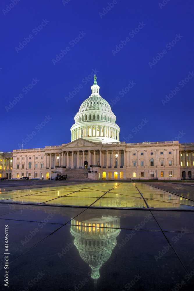 Fototapeta premium United States Capitol reflected in the pool, Washington D.C., USA