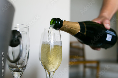 botella de champaña servida en copa photo