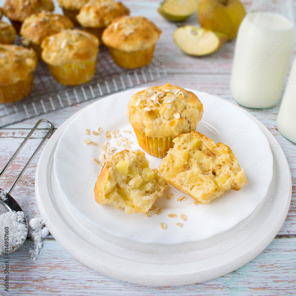 Yoghurt muffins with apples and oatmeal. A proposal for a healthy breakfast.