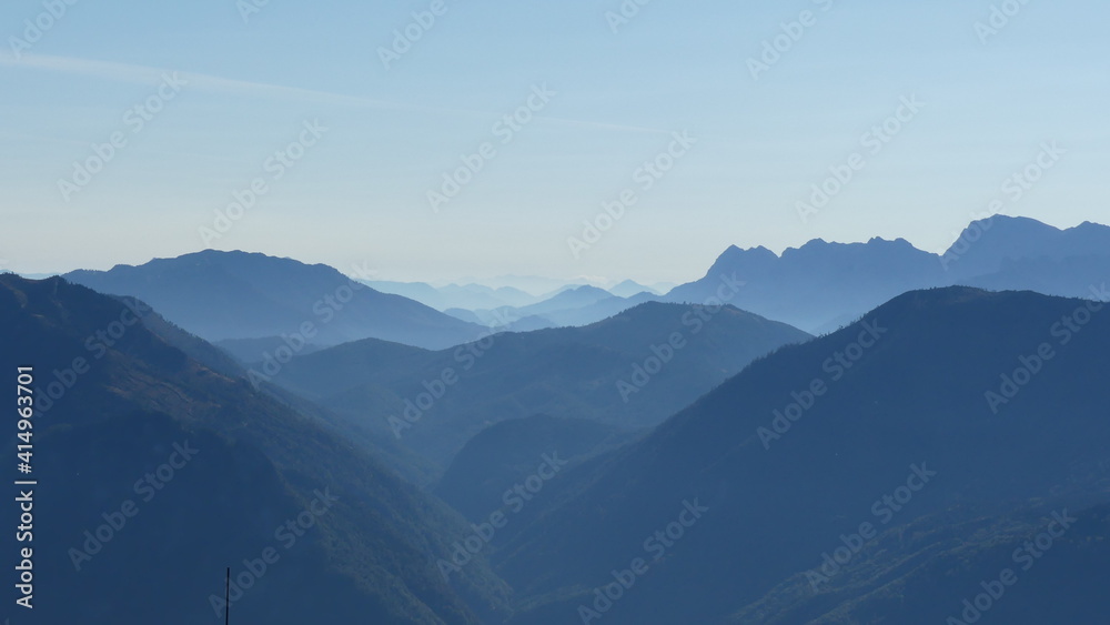 Bergsilhouetten beim Höllengebirge, Salzkammergut, Österreich