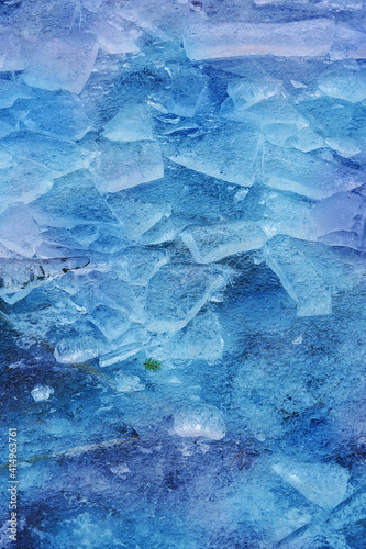 Eisschollen auf gefrorenem Bach photo