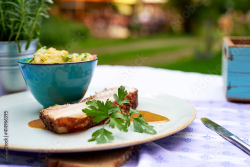 Schweinebauch Braten mit Kartoffelsalat im Biergarten