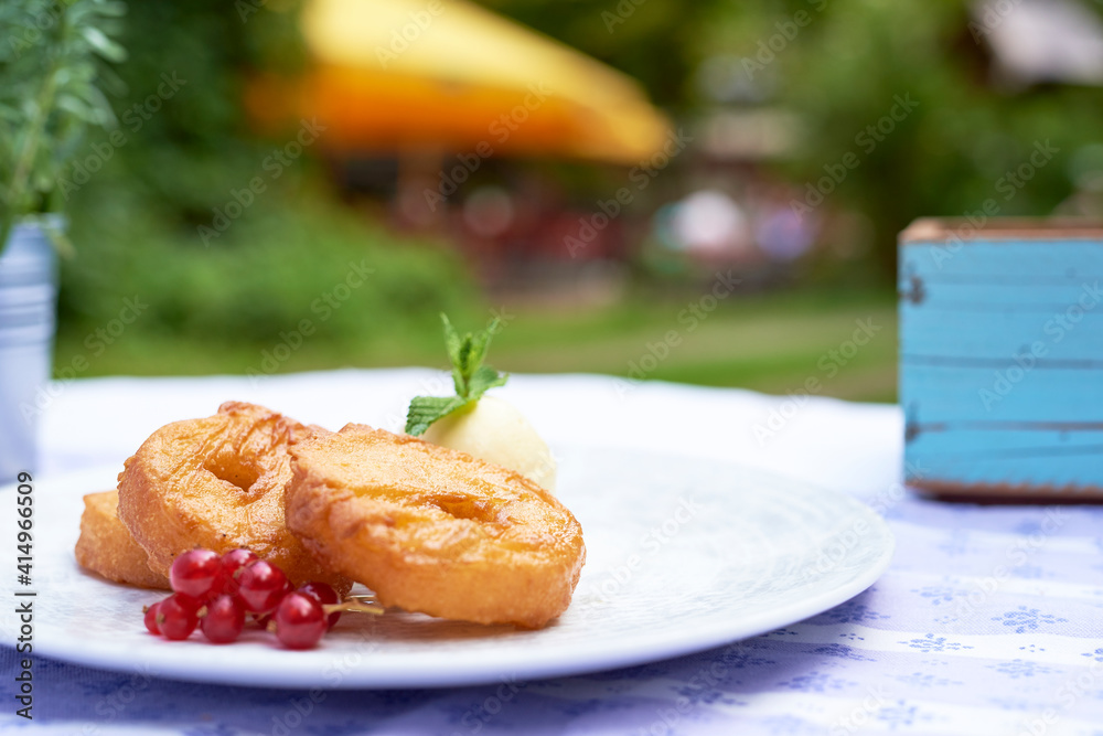 Apfel Küchle mit Vanille Eis im Biergarten Stock Photo | Adobe Stock