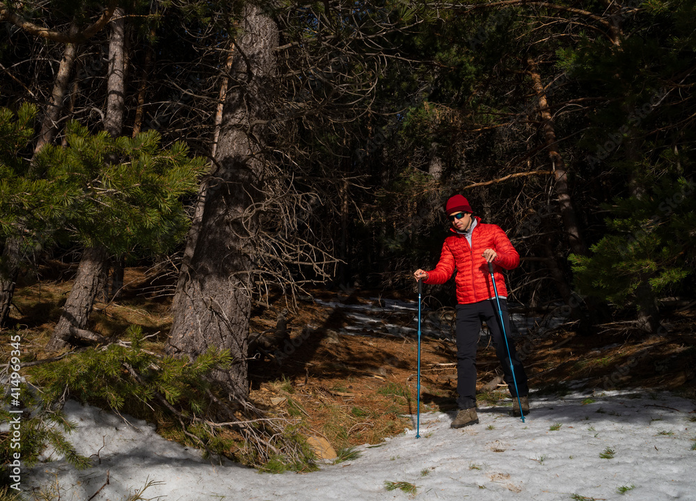 Obraz premium man walking on a snowy mountain