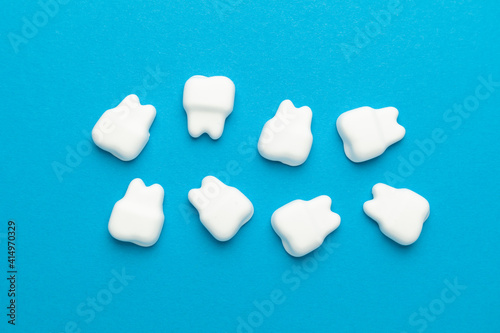 Tableau sur toile Figures of white teeth on a blue background.