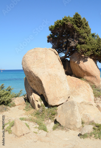 Wonderful Sardinia with the scents of the Mediterranean scrub with evergreen bushes and conifers and the turquoise blue of its crystalline waters. 