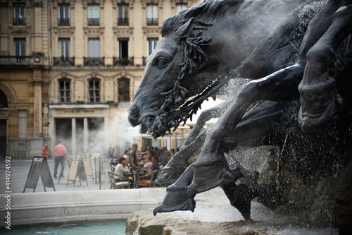 Gros plan sur la Fontaine Bartholdi et ses chevaux de la Place des Terreaux, Lyon, France