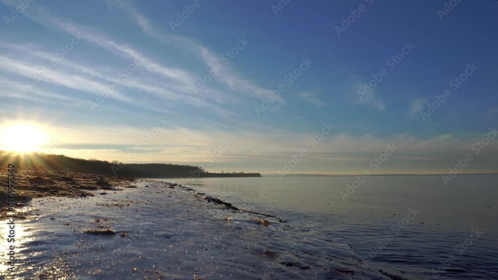 Ostsee im Winter bei Sonnenuntergang mit Eis am Strand Ostsee im Winter bei Sonnenuntergang mit Eis am Strand