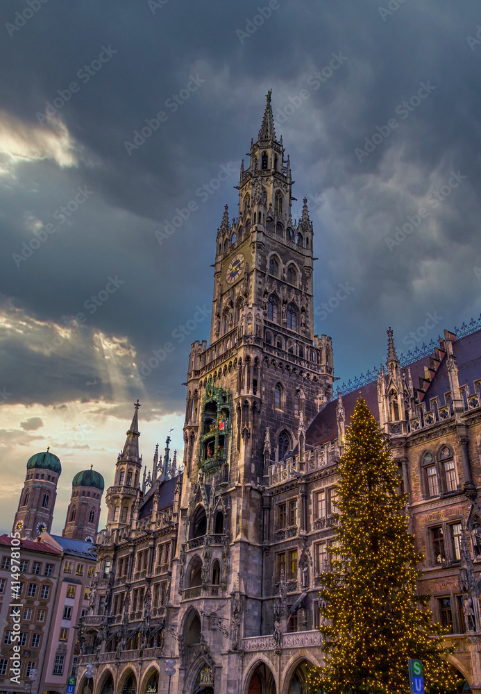 Fototapeta premium Rathaus am Marienplatz zur Weihnachtszeit, München, Bayern, Deutschland